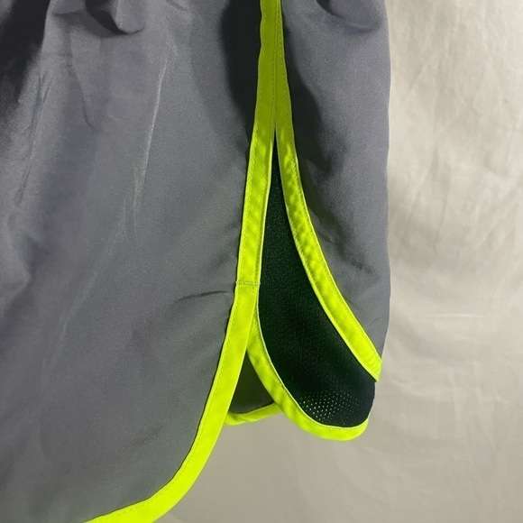 Women's Under Armour Running Shorts Size Med Loose Athletic Heatgear Lined - Picture 4 of 5